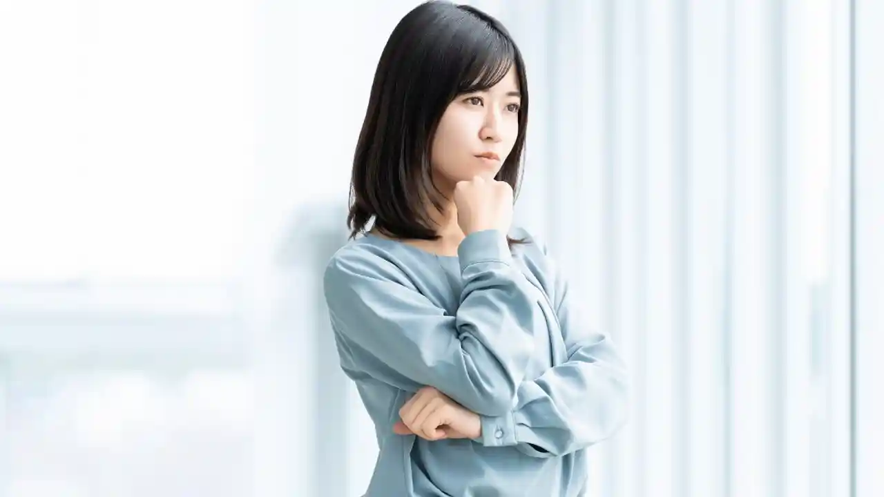 悩む女性の写真