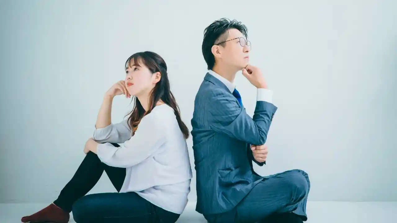 考える男女