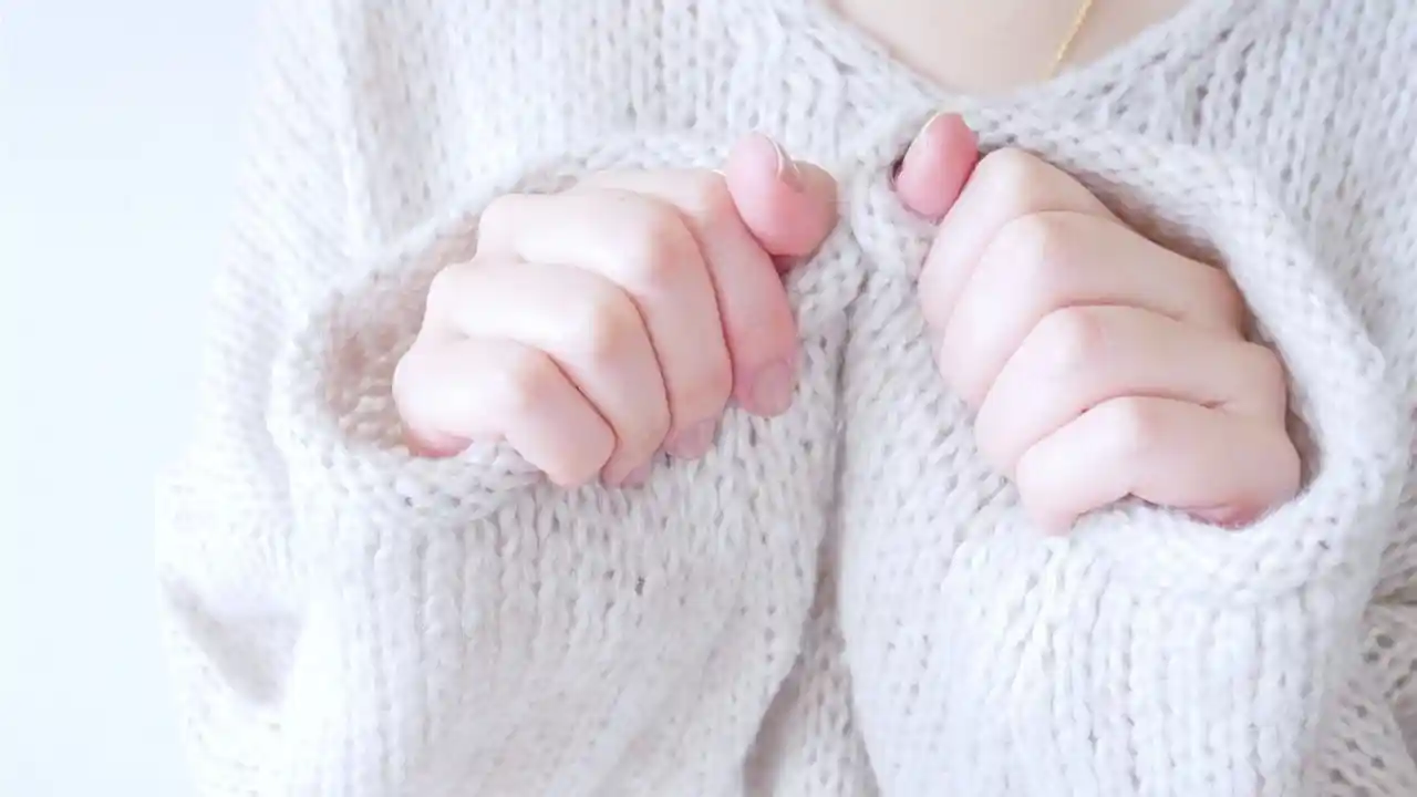 萌え袖の女性の手