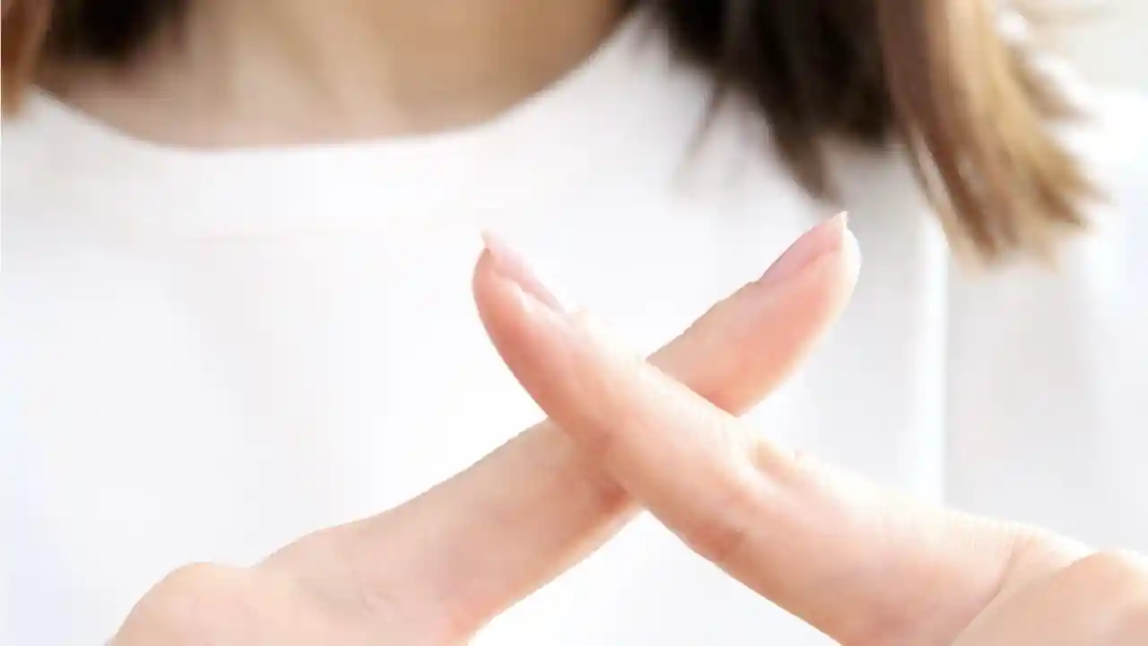 バツを作る女性