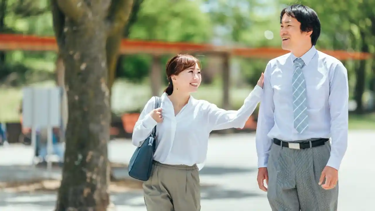 男性の方をたたく女性