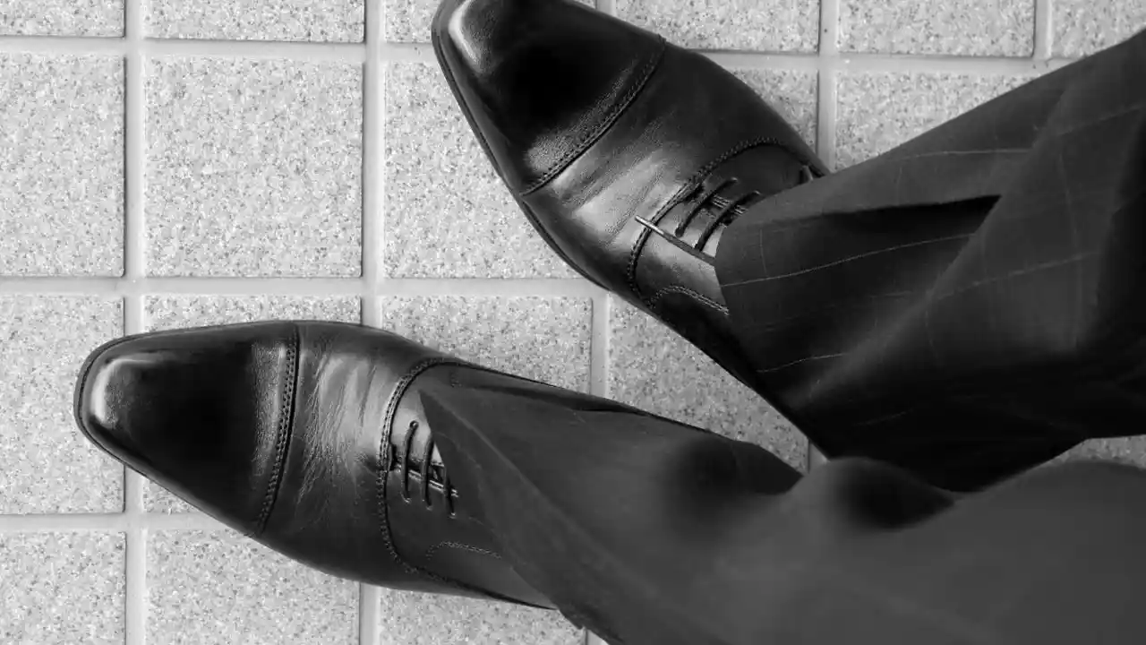 結婚式の男性ゲストの服装マナーは スーツやネクタイの色柄 着こなしのポイントを解説 みんなのウェディングニュース