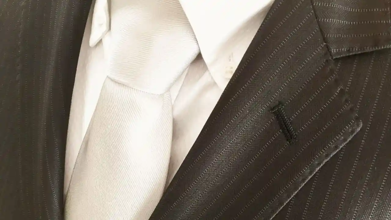 結婚式の男性ゲストの服装マナーは スーツやネクタイの色柄 着こなしのポイントを解説 みんなのウェディングニュース