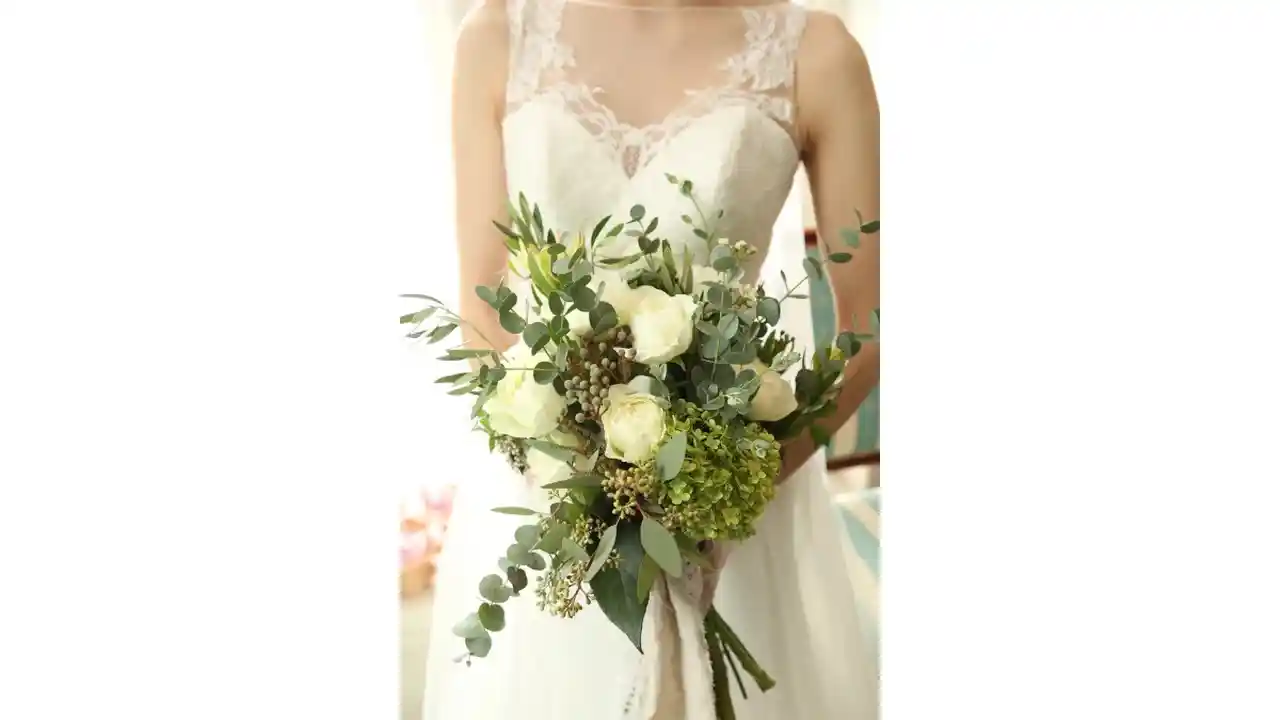 結婚式のブーケ ブートニアの基礎知識 ウェディングブーケの種類や失敗しない選び方 ブーケの相場とは みんなのウェディングニュース