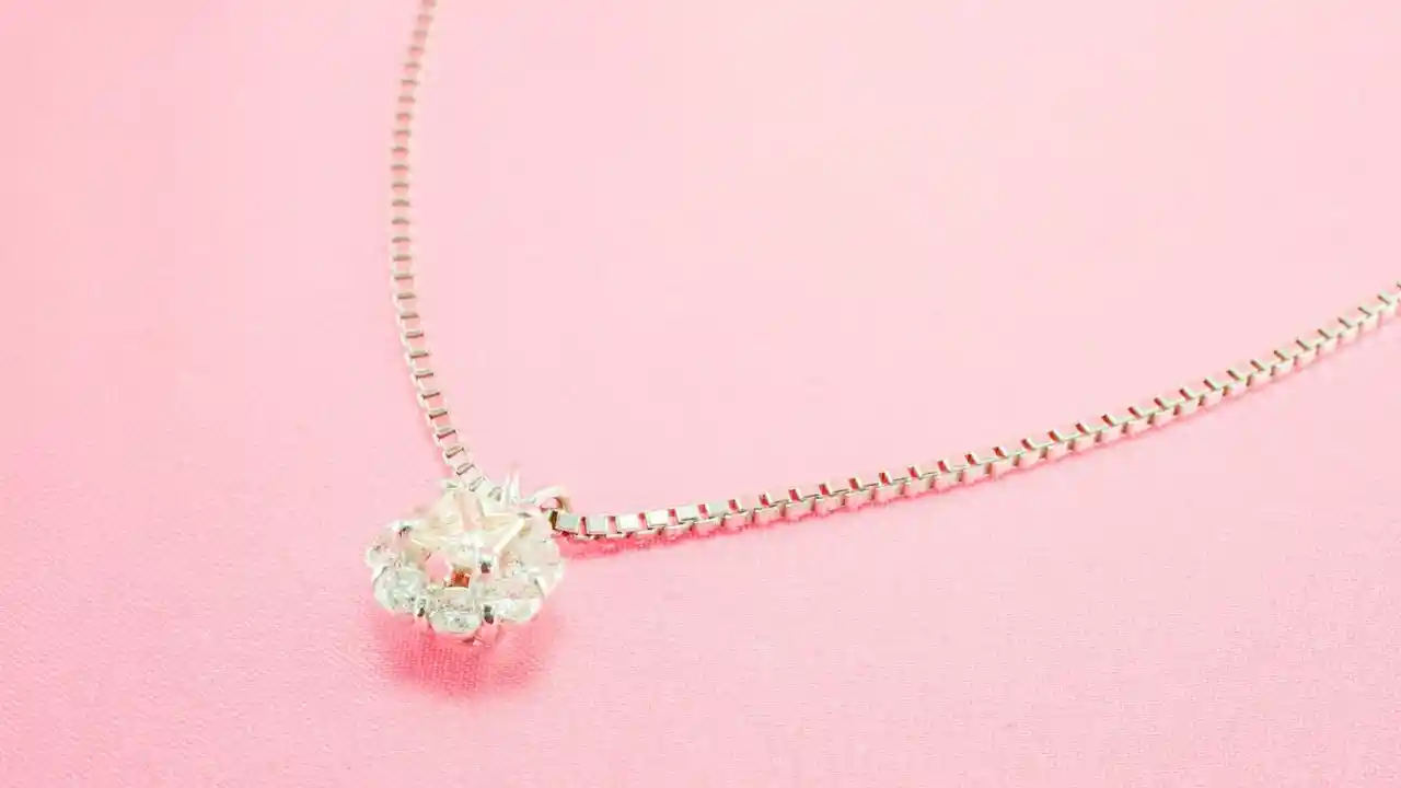 婚約指輪の代わりの「婚約記念品」人気TOP3