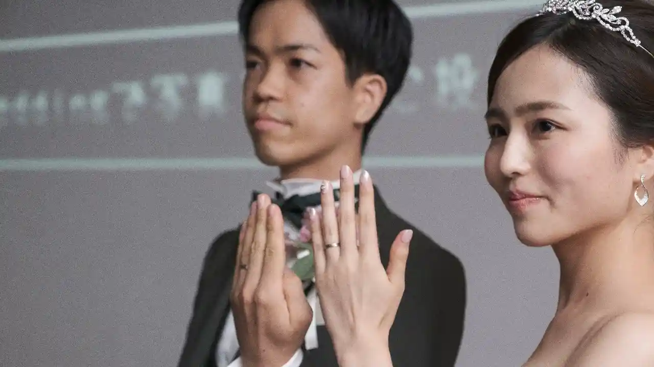 ゲスト全員の前で結婚を誓う