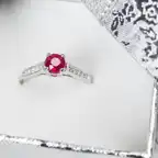 ルビー、サファイヤ…ダイヤモンド以外の宝石を使った婚約指輪の選び方