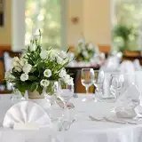父が他界して一人っ子の私。結婚式の親族が母1人だけど、席次はどうするのが正解？
