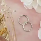 婚約記念品とは？人気の品・相場・渡すタイミングを解説