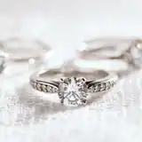 婚約指輪と結婚指輪の違いは？いらないって本当？相場や買う順番も解説