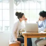 結婚式に遠方の友人を招待したいけど、交通費って全額負担が常識!?知っておきたい「お車代」のマナー