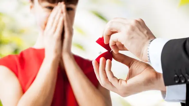 婚約指輪はサプライズ それとも家でさりげなく 婚約指輪の渡し方と女性の意見 みんなのウェディングニュース