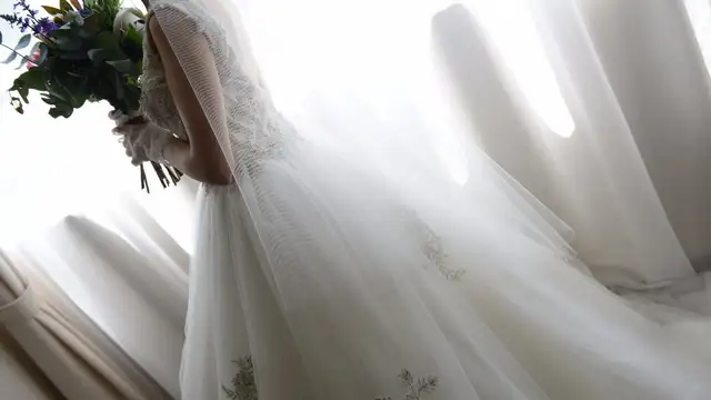 小柄女子必見！女性らしさを引き立てる2パターンのドレス