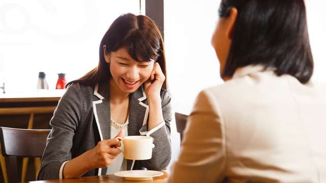 結婚式を手伝ってくれた友人にもお土産を渡す