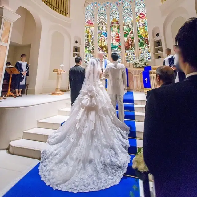 オーガンジー素材のふわふわなリボンが付いているスエラのバックスタイル