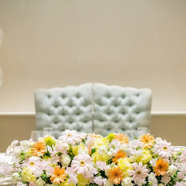 装花は黄色系で優しい雰囲気に