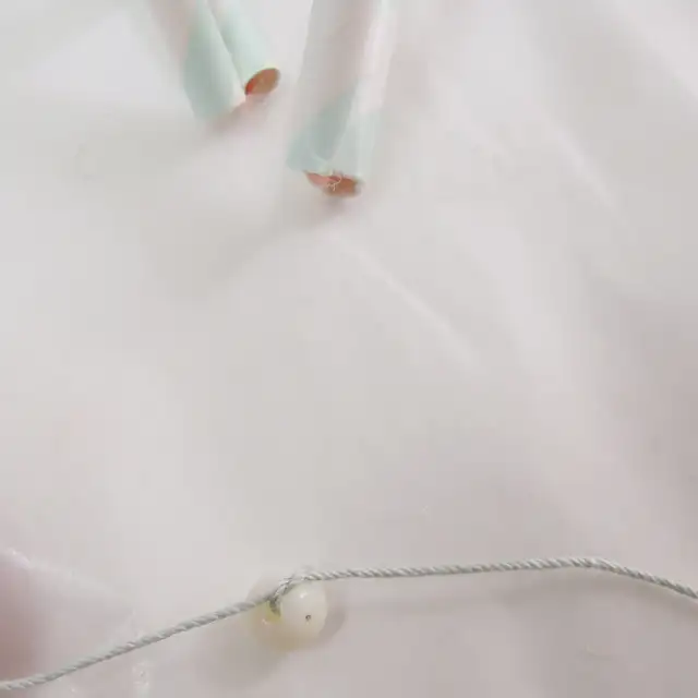 糸にビーズを通しておく