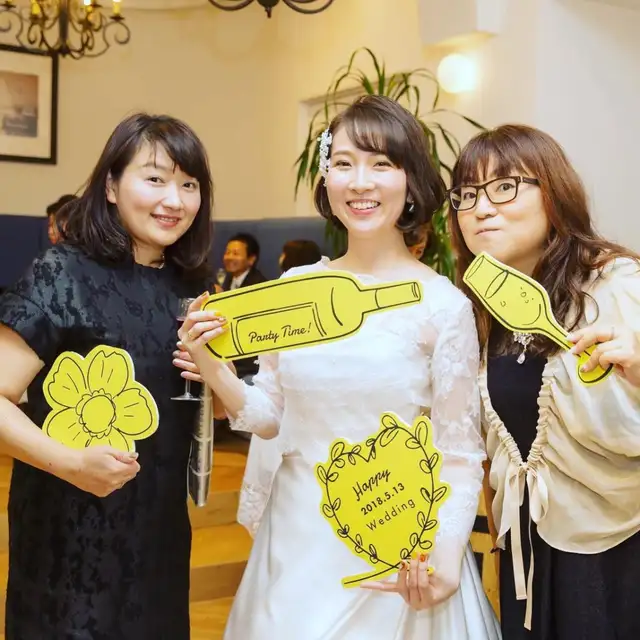 結婚式にてフォトプロップスで撮影