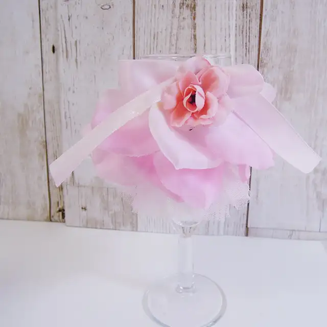 仕上げのデコレーションをして完成