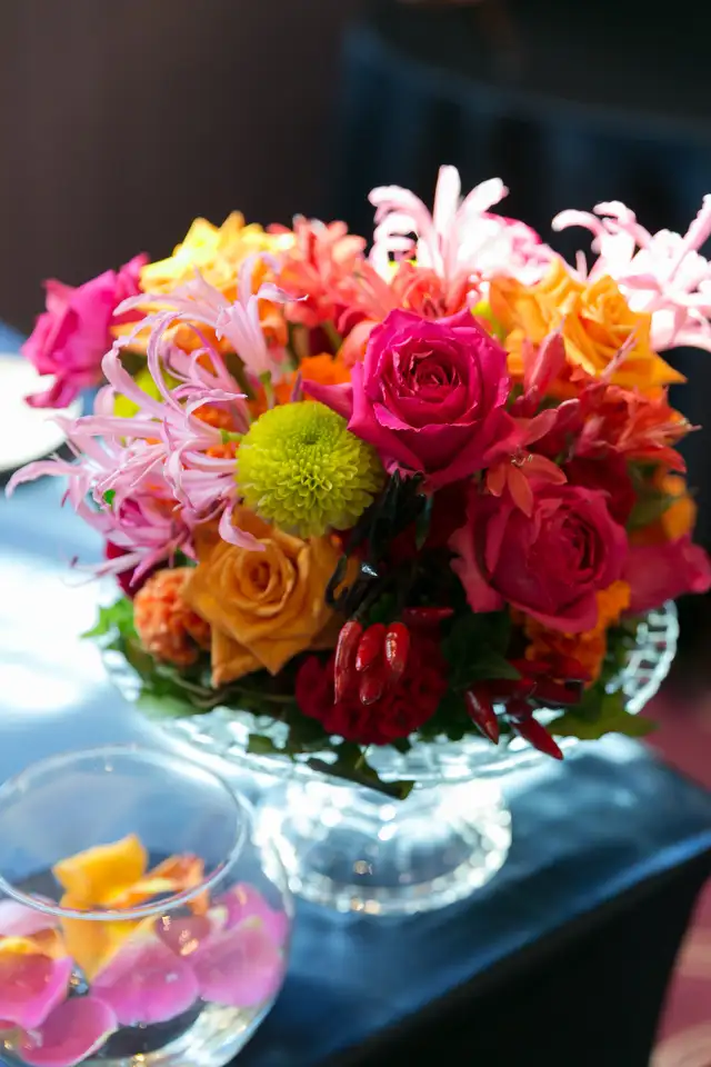 ビタミンカラーが目を引くテーブル装花